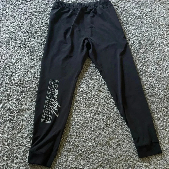 Hollister - Sport Skinjogger with Hollister Graphic - Picture 2 of 4